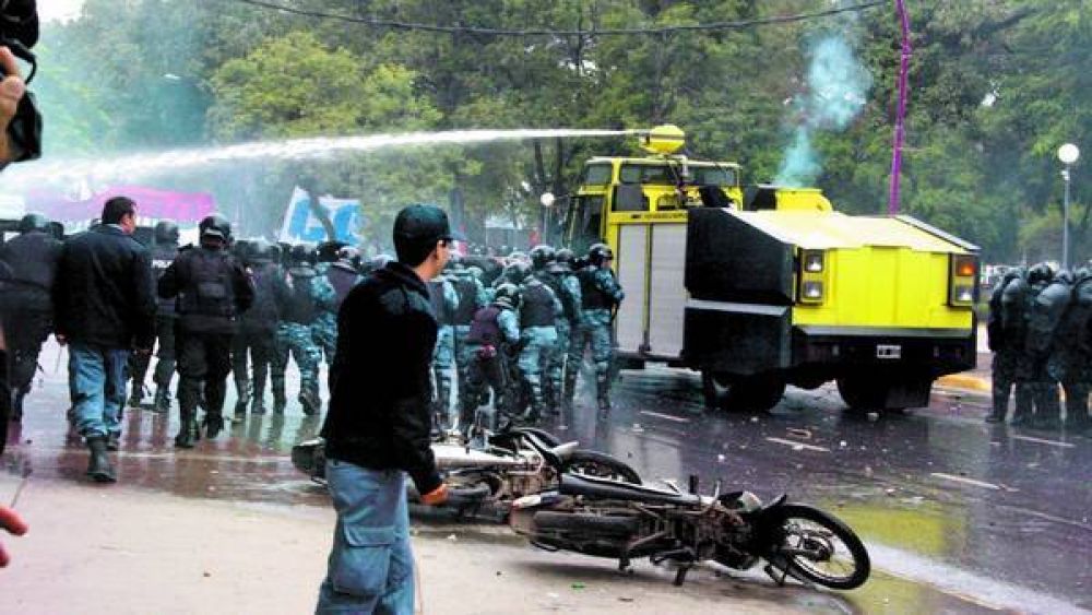 Dura represin policial en Chaco a una marcha contra el gobernador