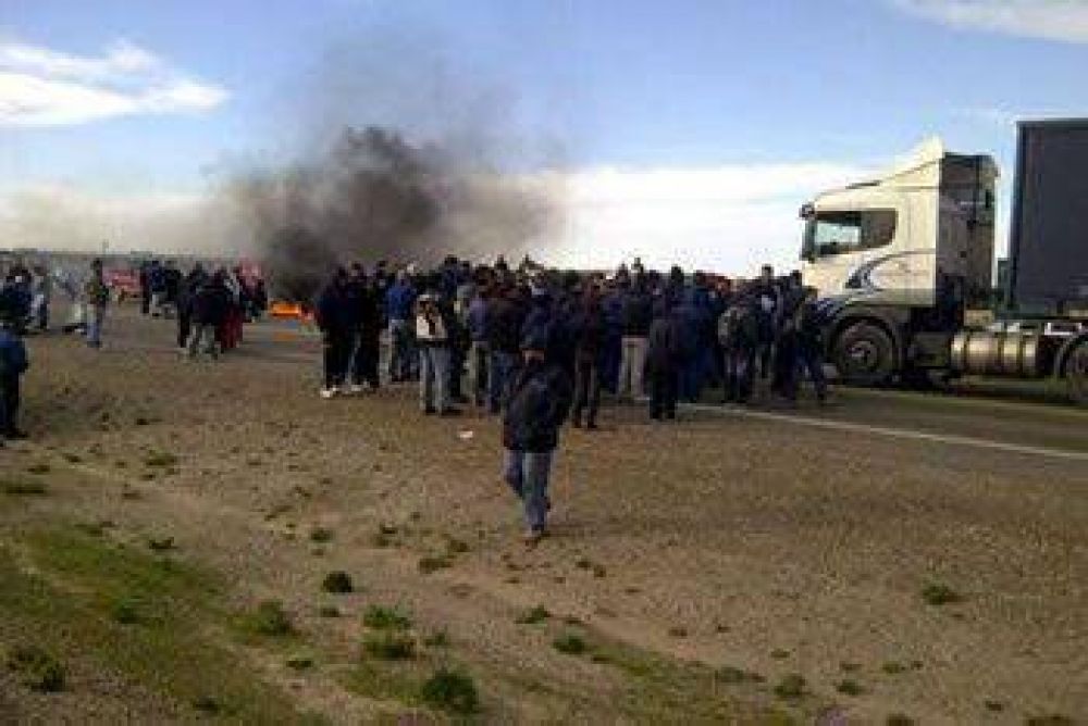 TRABAJADORES DE ALPESCA MALTRATARON A FUNCIONARIOS DE BUZZI
