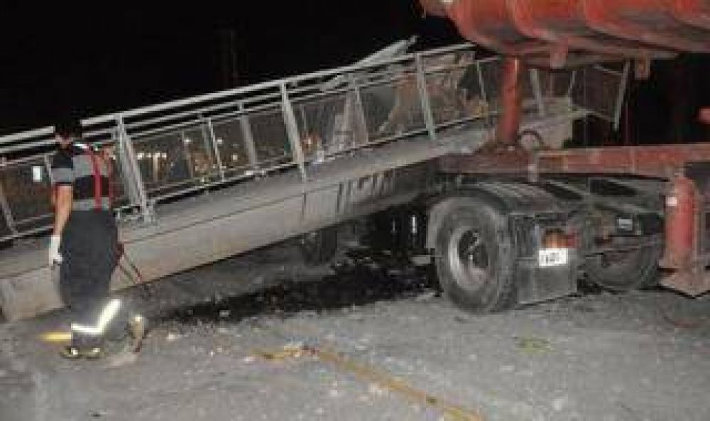 Ins�lito accidente en Z�rate: Cami�n derrib� un puente peatonal en Ruta 6