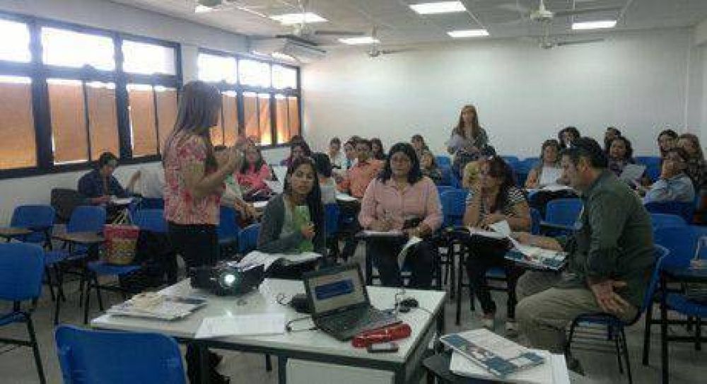 Fuerte jornada de capacitaci�n en casi medio centenar de colegios secundarios