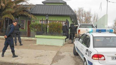 Maniatan a una mujer, la golpean y se llevan armas de su vivienda