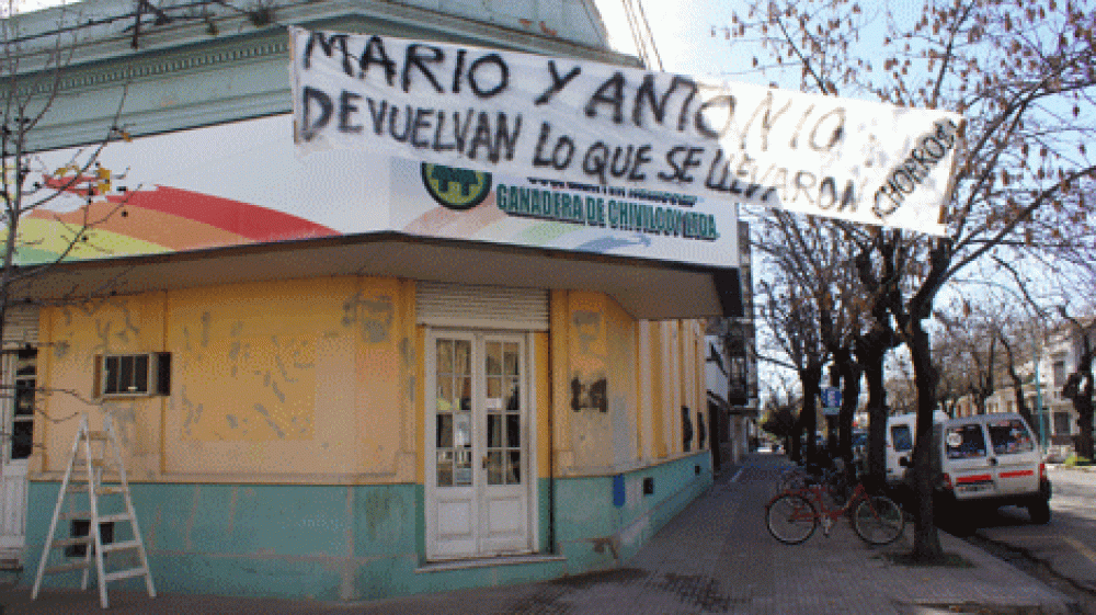 Cuelgan pasacalle calificando de 'chorros' a dos personas por la deuda de la Cooperativa 