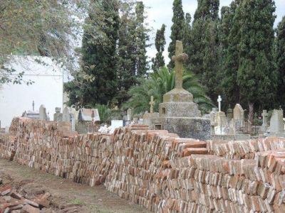 Reconstrucci�n del muro del cementerio de Saldungaray