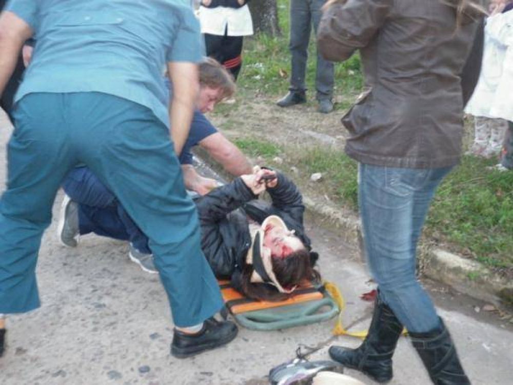 Una pareja junto a un ni�o se accidentaron en moto