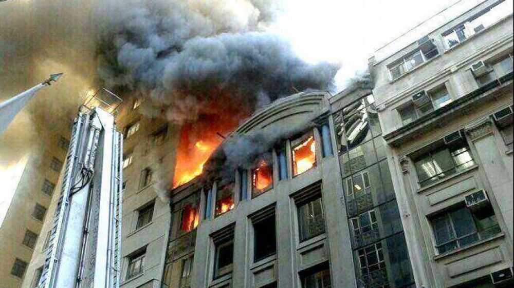 P�nico en Chile por el incendio de un edificio junto a Canciller�a