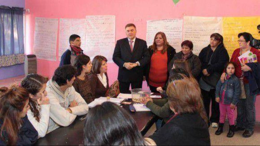 Amaya entreg� un veh�culo para el barrio Vial lll