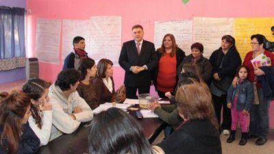 Amaya entreg� un veh�culo para el barrio Vial lll
