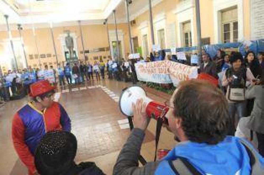 Tomaran escuelas de la UNT y el vice habla de desobediencia