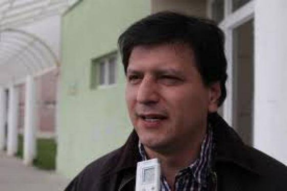 G�mez Bull apunt� contra Costa y Toledo en la Legislatura