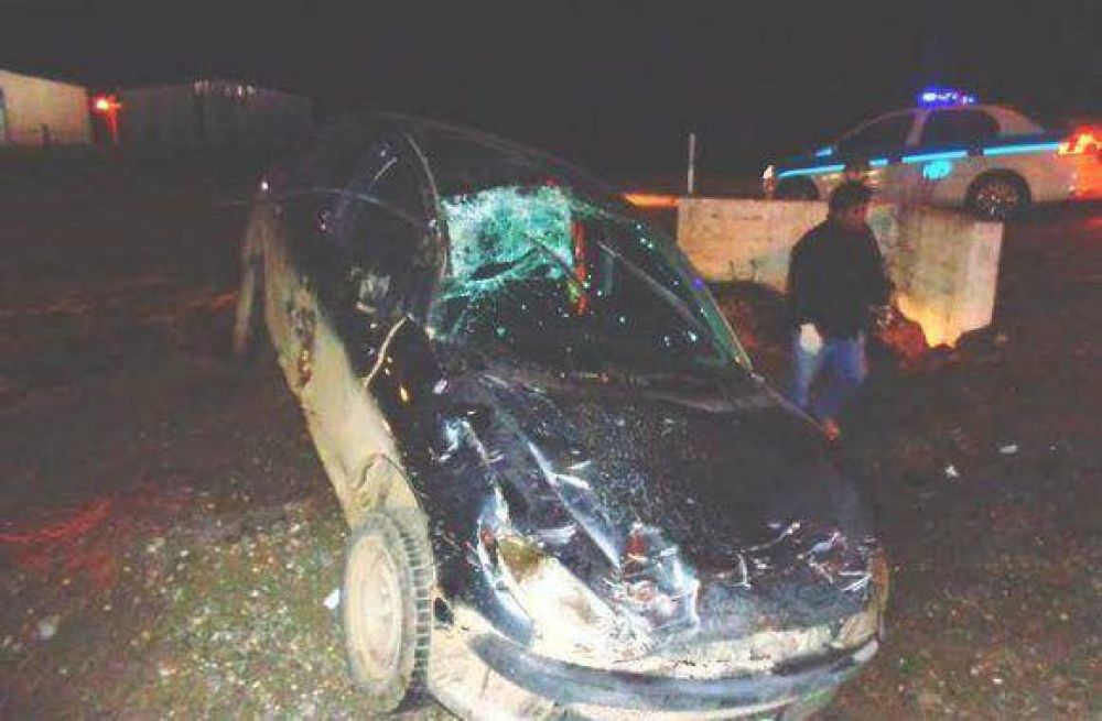 Mala maniobra de un camionero provoc� un vuelco de un autom�vil sobre la ruta
