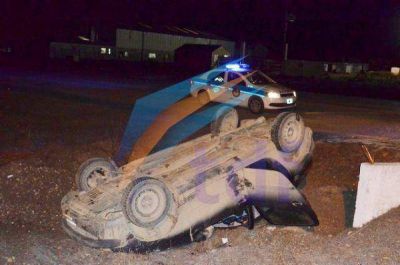 Padre e hijo hospitalizados tras volcar en la ruta