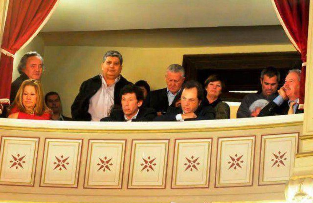 A los dirigentes de Massa se les atragantaron los canap�s