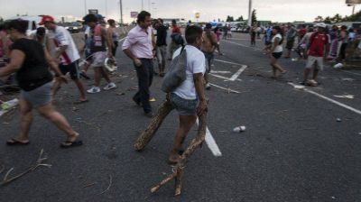 Vecinos de la Villa 31 cortan la autopista Illia por una protesta