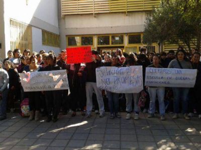 Manifestaci�n de docentes, padres y alumnos de la Jos� Cubas
