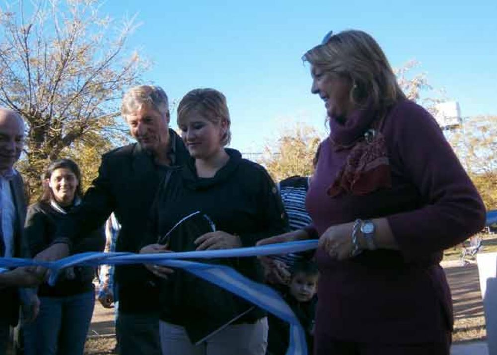 El Gobierno Provincial inaugur� ocho viviendas en Pichi Huinca