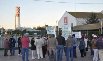 San Nicol�s: Vecinos marcharon en repudio a Atanor
