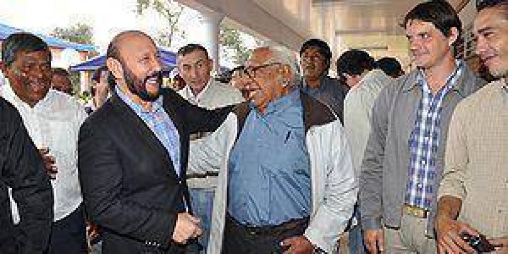 Insfr�n inaugur� edificios escolares y dijo que hay ONG�s que �solo son sellos de goma�