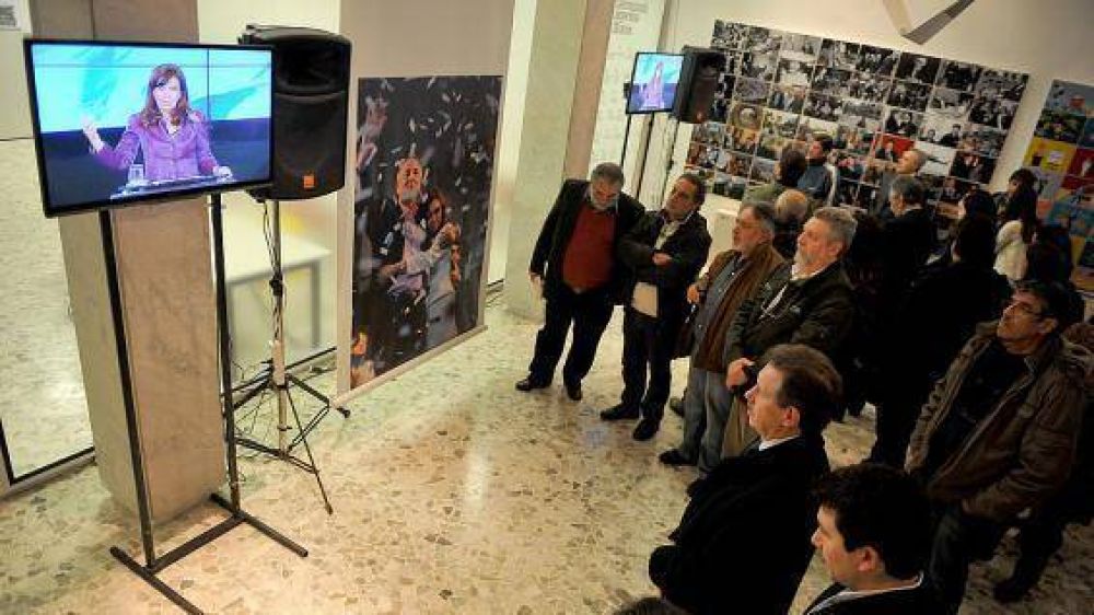 Cristina inaugur�, por videoconferencia, la nueva sede de T�lam