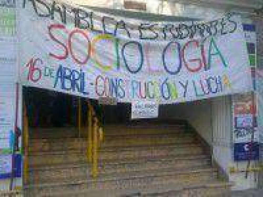 Estudiantes de Sociolog�a y Humanidades tomaron el rectorado