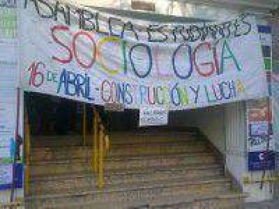 Estudiantes de Sociolog�a y Humanidades tomaron el rectorado