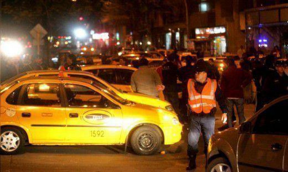 Tensa protesta de taxistas comenz� anoche contra el transporte ilegal