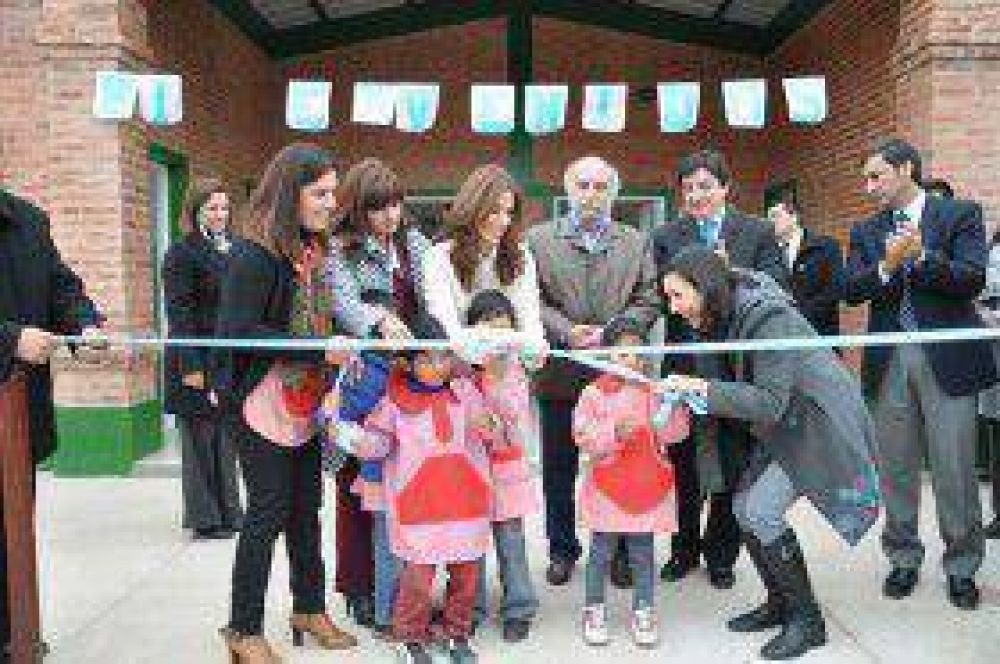La Gobernadora Claudia de Zamora inaugur� obras escolares