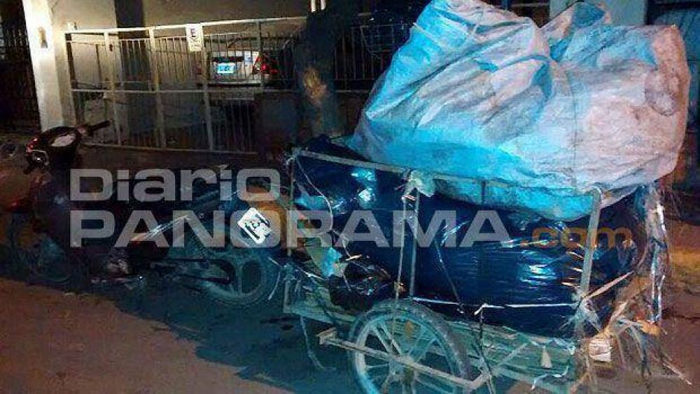 VHac�an pasar mercader�a de un S�per como basura en un carro