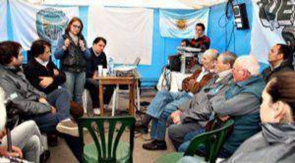 Plenario de autonomistas en la Carpa de la Esperanza