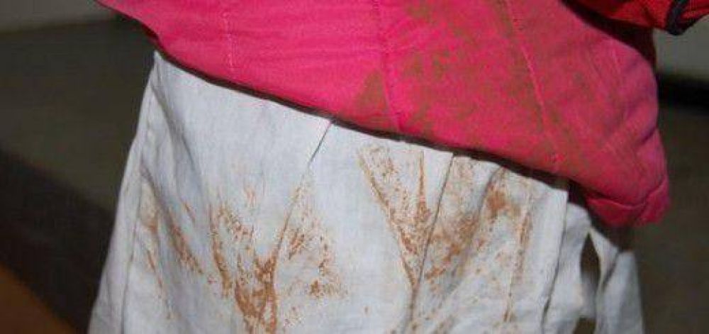 Por descuido de un colectivero, una nena viaj� colgada de su mochila tres cuadras y se salv� de milagroEl chofer cerr� la puerta trasera cuando la ni�a se bajaba y aprision� el bolso. Ella qued� con los pies en el aire y el micro sigui� viaje. Cuando al f
