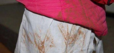 Por descuido de un colectivero, una nena viaj� colgada de su mochila tres cuadras y se salv� de milagroEl chofer cerr� la puerta trasera cuando la ni�a se bajaba y aprision� el bolso. Ella qued� con los pies en el aire y el micro sigui� viaje. Cuando al f