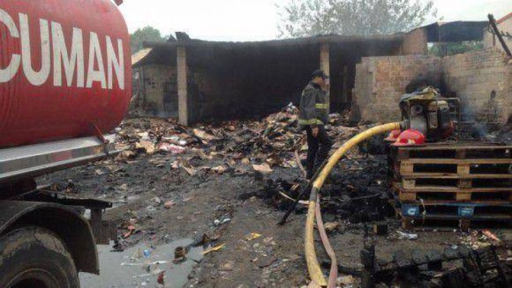 Los sorprenden robando y en venganza incendian un galp�n