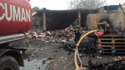 Los sorprenden robando y en venganza incendian un galp�n