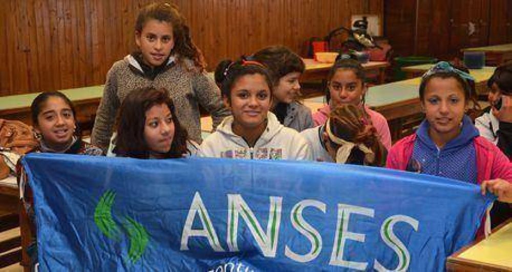 Estudintes e Loma Negra y la EES 18 recibieron sus netbooks