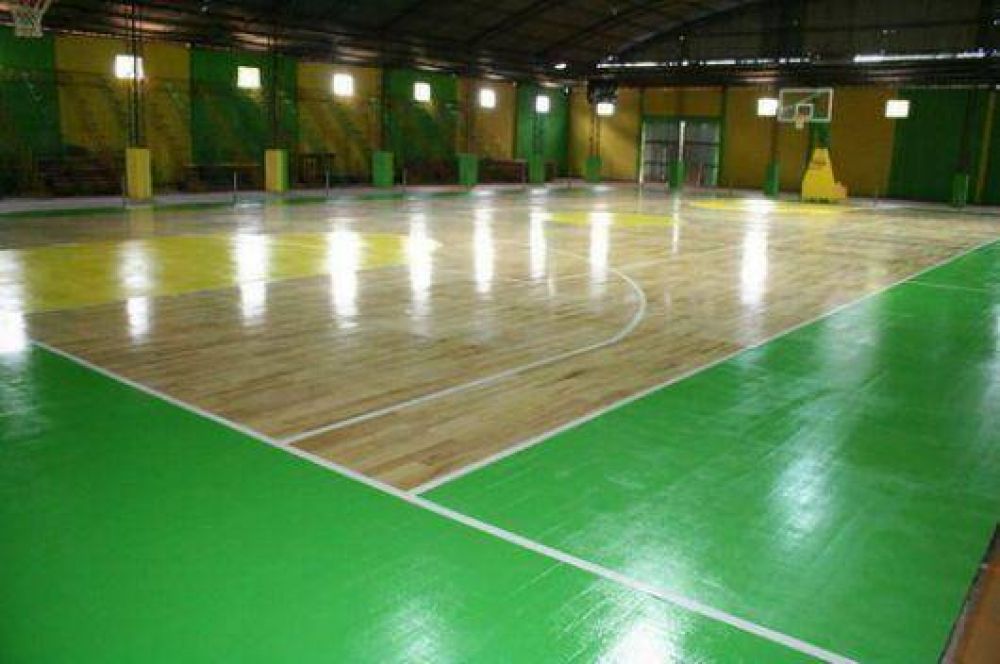 Inauguran hoy el piso de parquet del Polideportivo