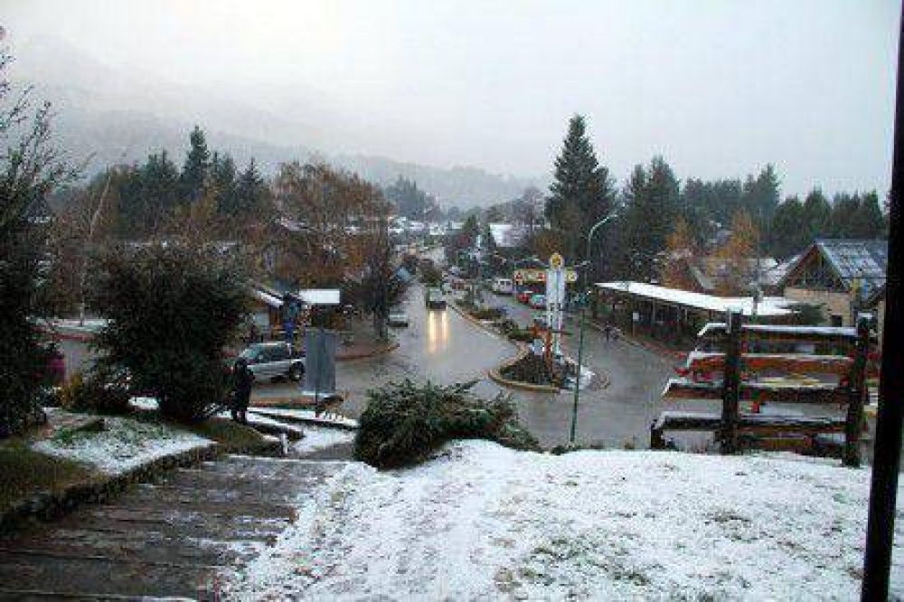 Nieva en La Angostura y rutas peligrosas