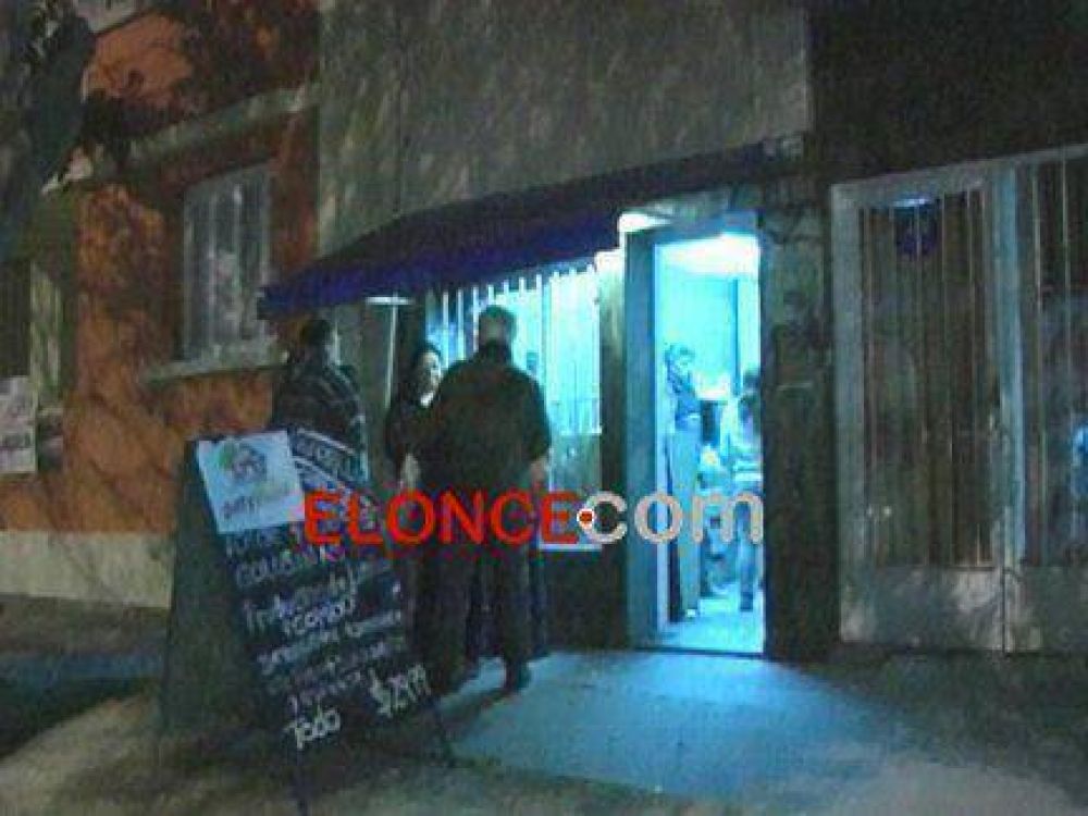 A punta de pistola, delincuentes asaltaron un kiosco y dejaron a las vendedoras encerradas