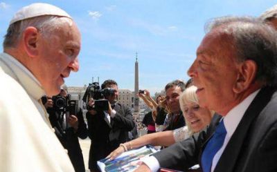 El intendente Z�ccaro le llev� el libro de Pilar al Papa Francisco