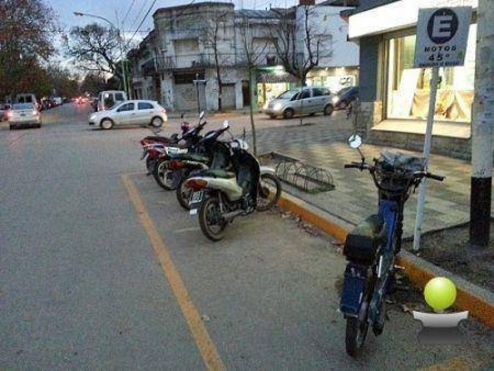 DEMARCACION DE LOS LUGARES PARA MOTOS EN LA ZONA DEL ESTACIONAMIENTO MEDIDO
