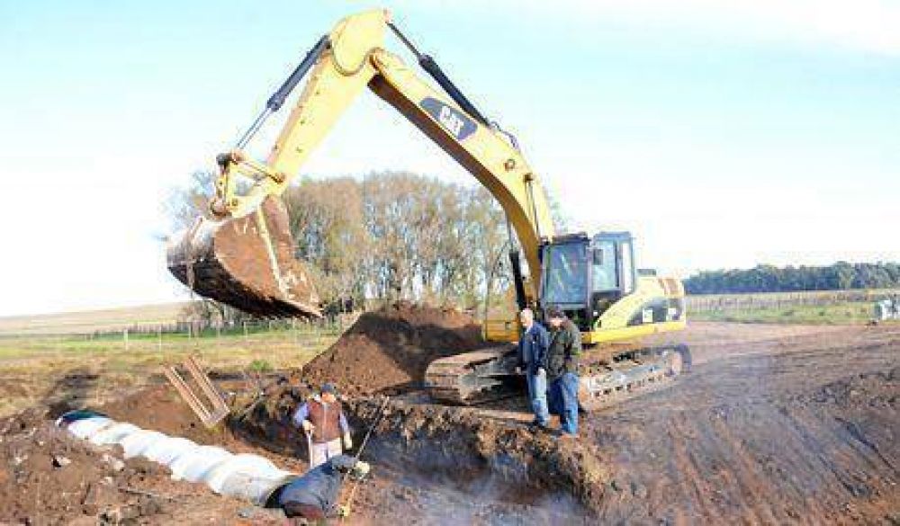 El Gobierno Municipal contin�a con trabajos de mejoramiento de caminos rurales