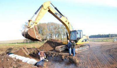 El Gobierno Municipal contin�a con trabajos de mejoramiento de caminos rurales