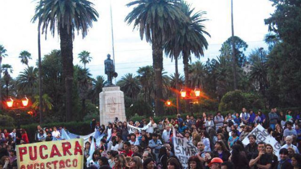 Docentes se movilizan hoy, deciden la modalidad del paro