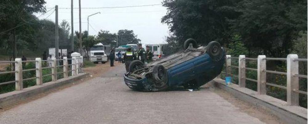 Choque sobre el puente del r�o Carapar�