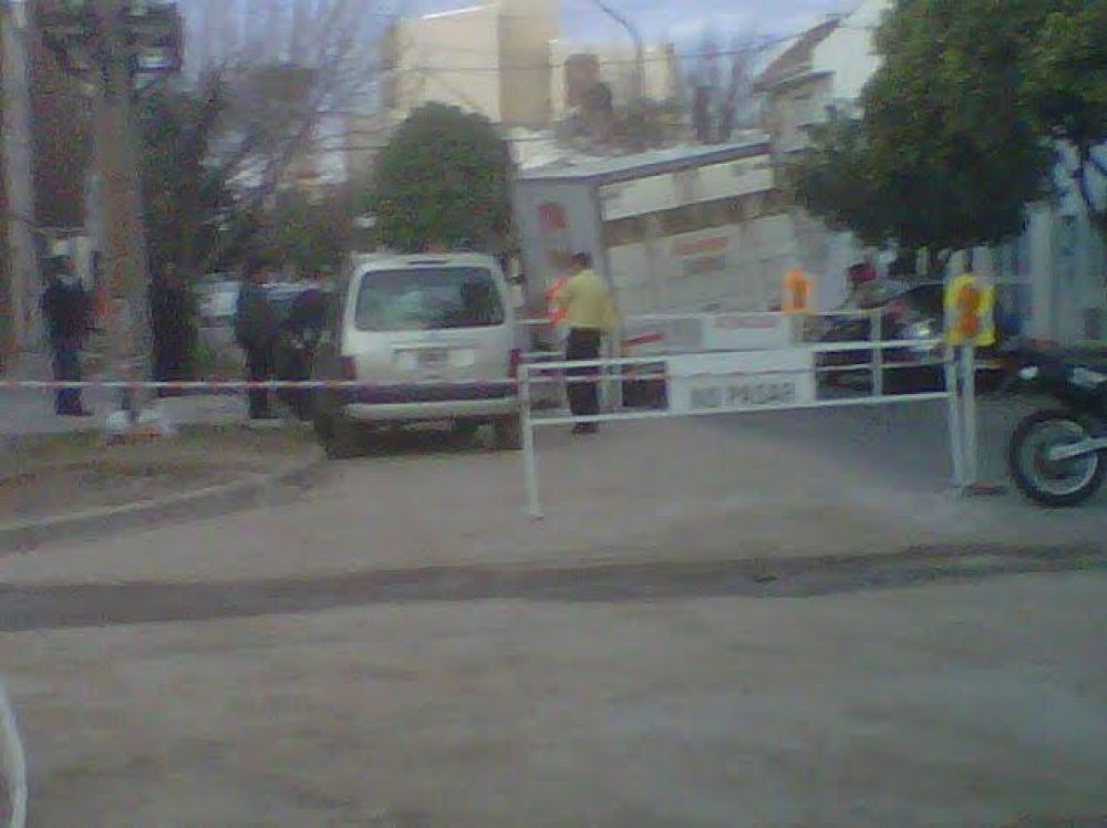 Un cami�n repartidor cay� en la obra de cloacas de C�ndido Pujato y Urquiza