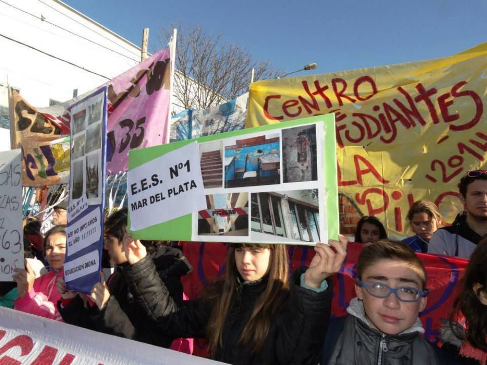 MARCHA DOCENTE POR MEJORAS EDILICIAS Y CUPOS ALIMENTICIOS
