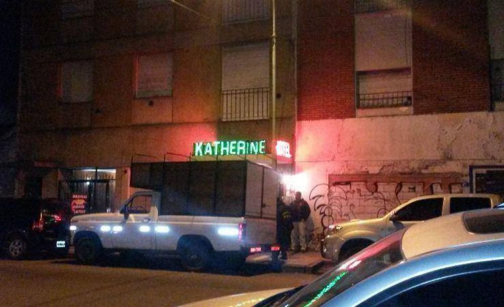 Allanan hotel y detienen a inquilino con droga cuando quer�a escapar