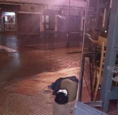 Alarmante: aumenta noche a noche la cantidad de personas que duermen en las calles del microcentro tucumano