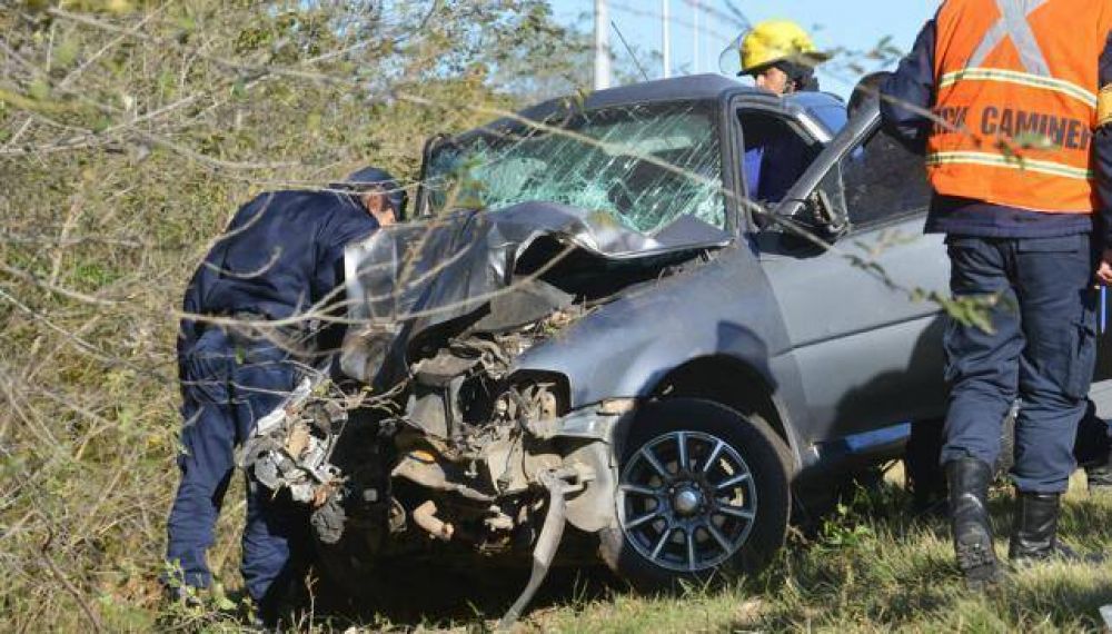 Dos muertos al impactar contra un �rbol en Malague�o