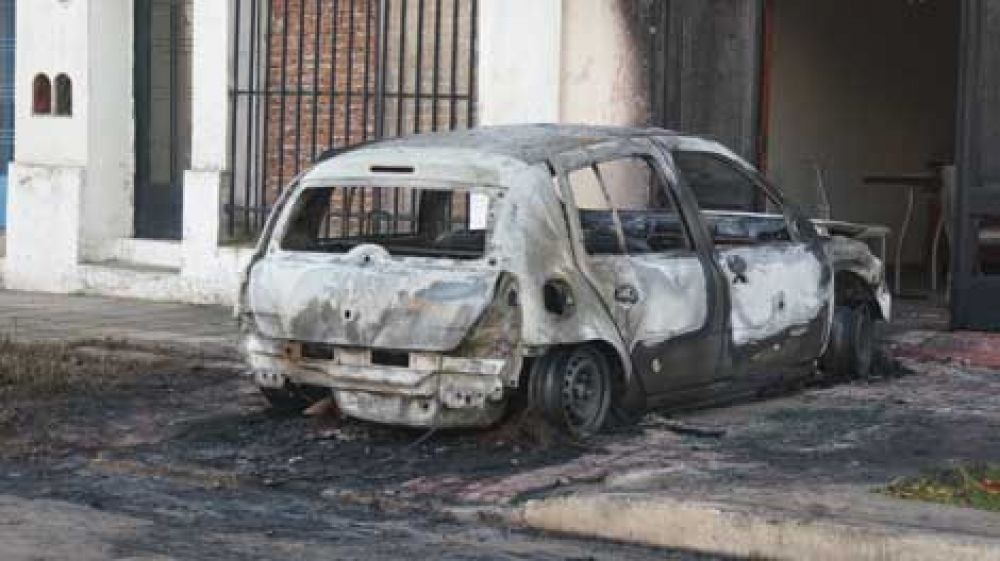 Incendian un veh�culo dejado en la v�a p�blica 