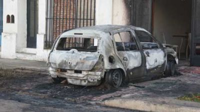 Incendian un veh�culo dejado en la v�a p�blica 