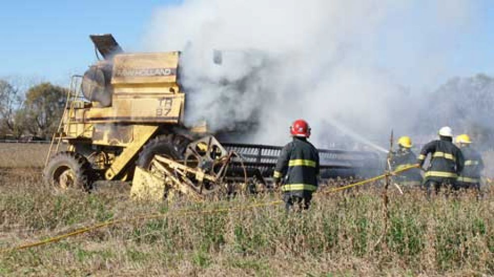 Se incendi� una cosechadora en el Hip�dromo 